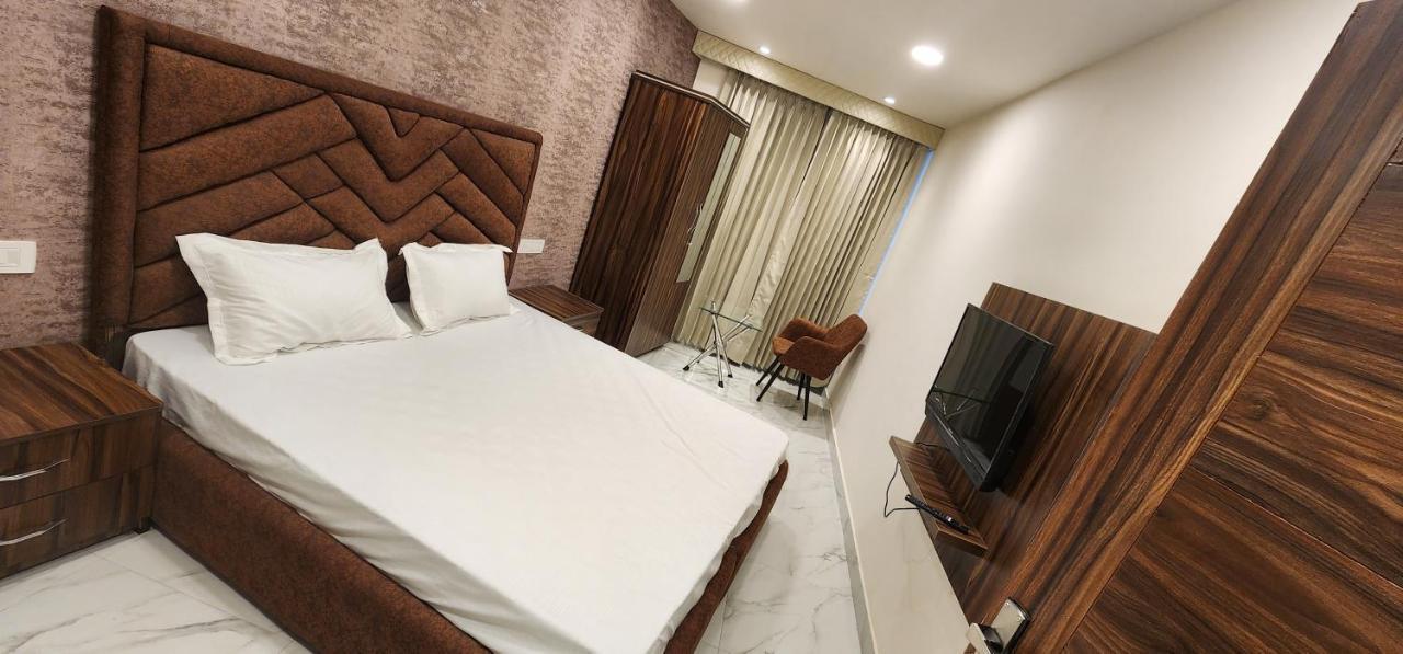 Ovel Hotel Лудяна Екстериор снимка