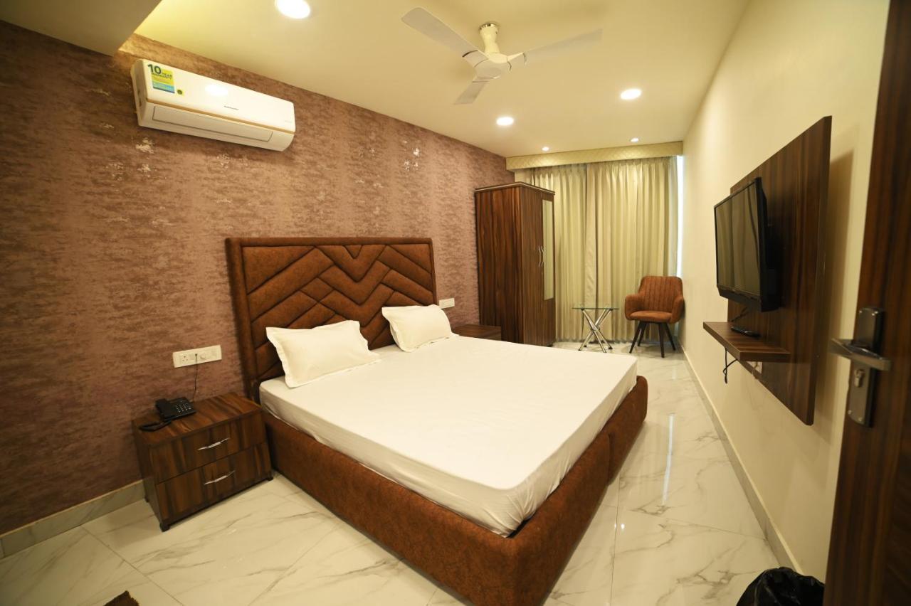 Ovel Hotel Лудяна Екстериор снимка