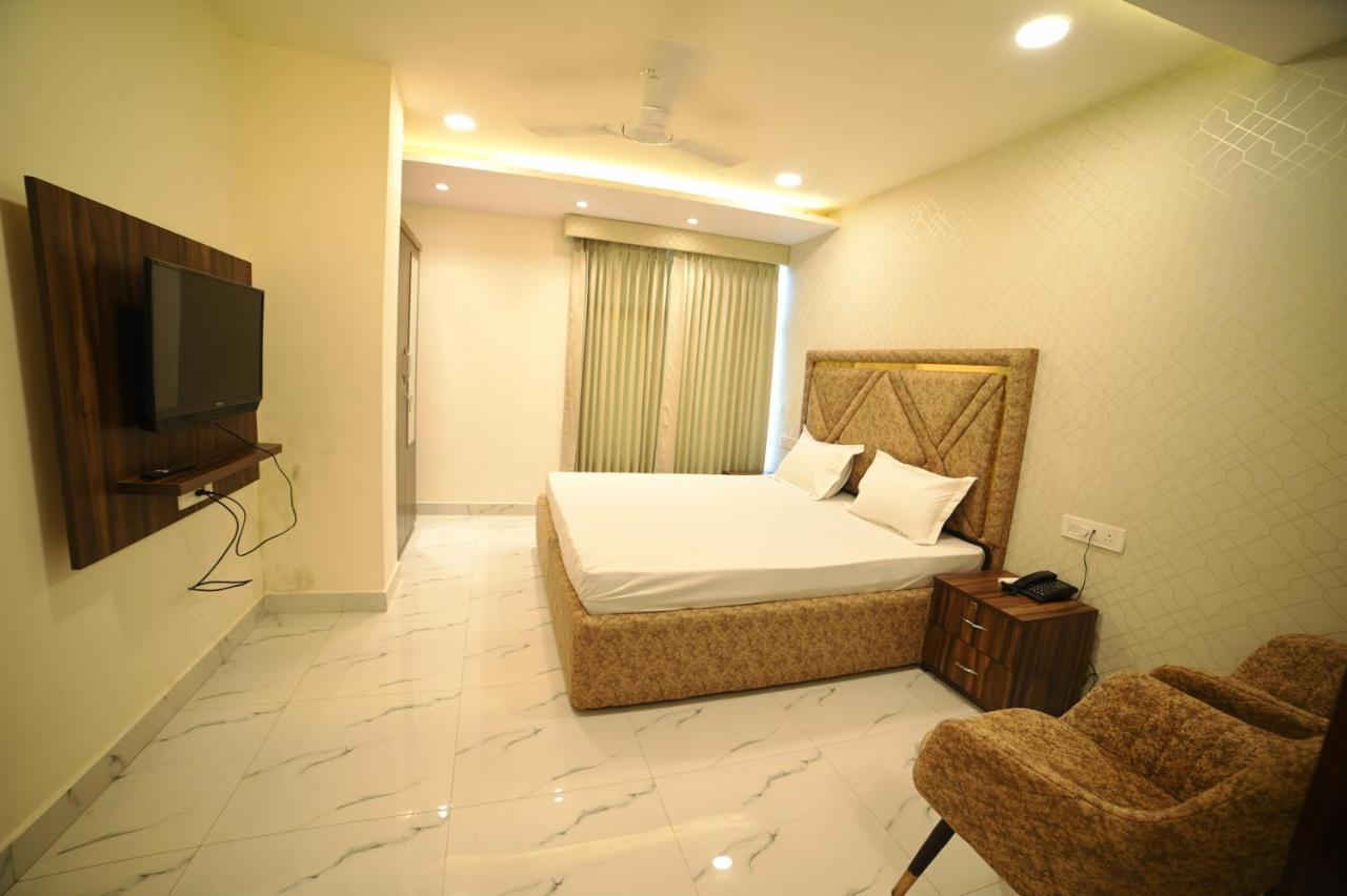 Ovel Hotel Лудяна Екстериор снимка